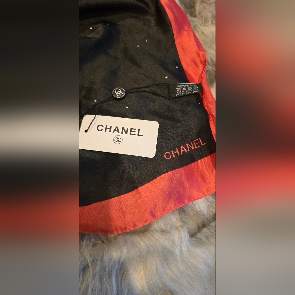 CHANEL Black and Red Scarf - Picture 11 of 17